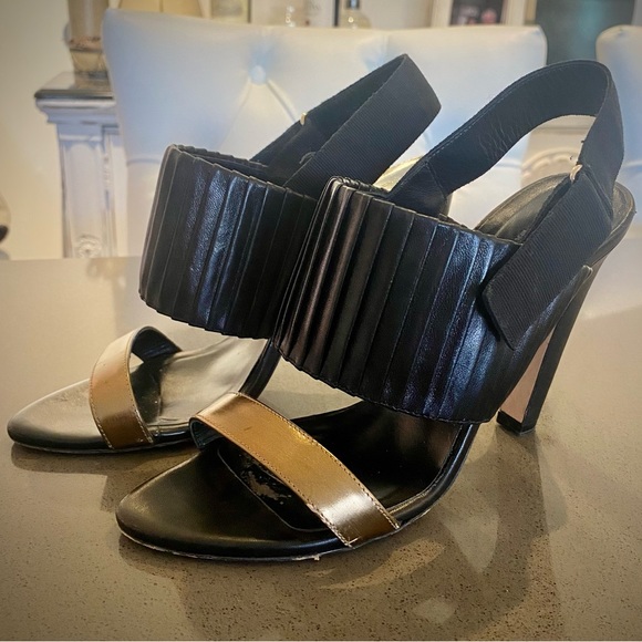 CLUB MONACO ⭐️6 1/2 Cool Looking Heels ! Black pleated Leather with Gold band.♥️ - Picture 6 of 11